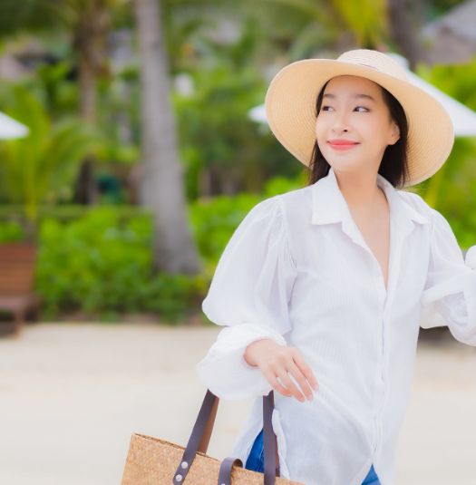 Photo of a tourist, representing the post-holiday market reopening